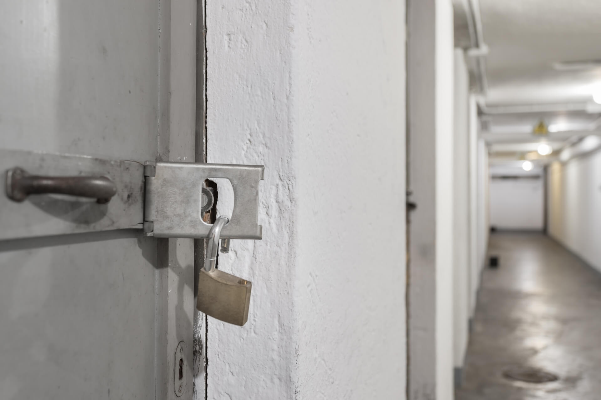 изба и складови помещения като прилежащи части към жилище